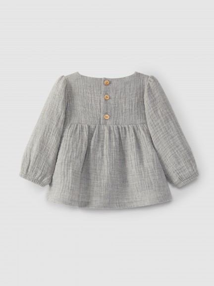 Blouse with wool yarn embroidery Blouse with wool yarn embroidery