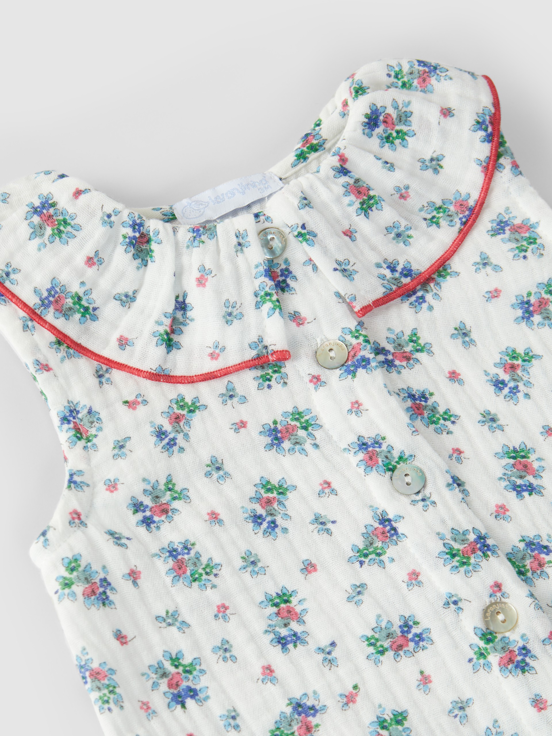 Organic cotton blouse with ruffled collar