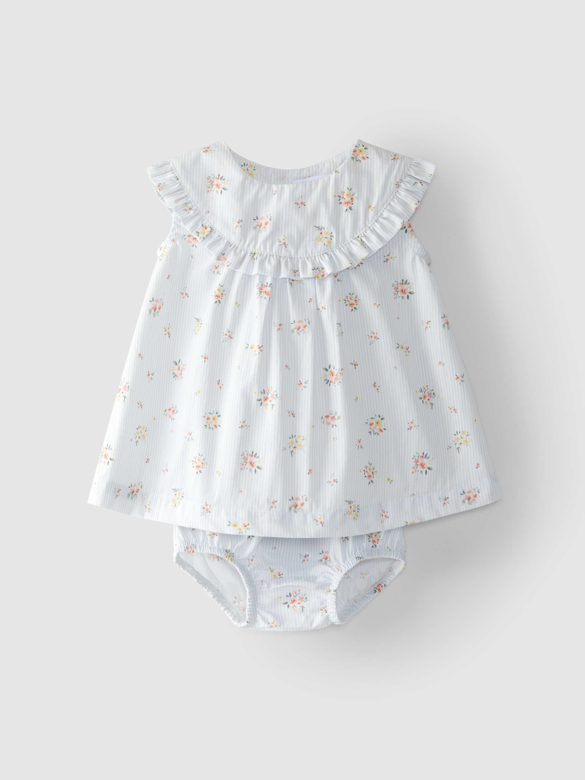 Vestido con cubre pañales de rayas con flores.
