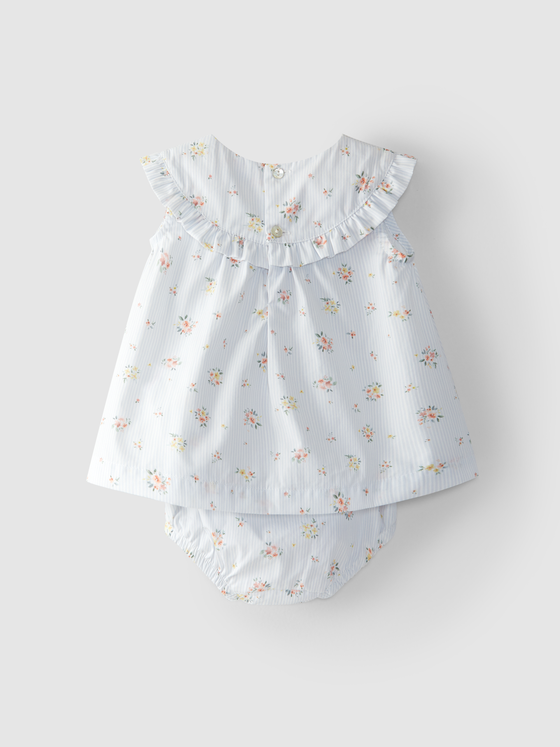 Vestido con cubre pañales de rayas con flores.