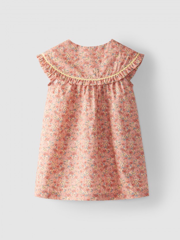 Vestido flores con puntilla en el pecho Vestido flores con puntilla en el pecho