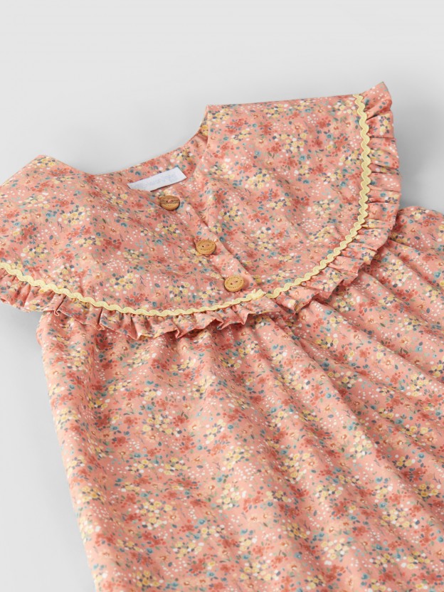 Vestido flores con puntilla en el pecho Vestido flores con puntilla en el pecho