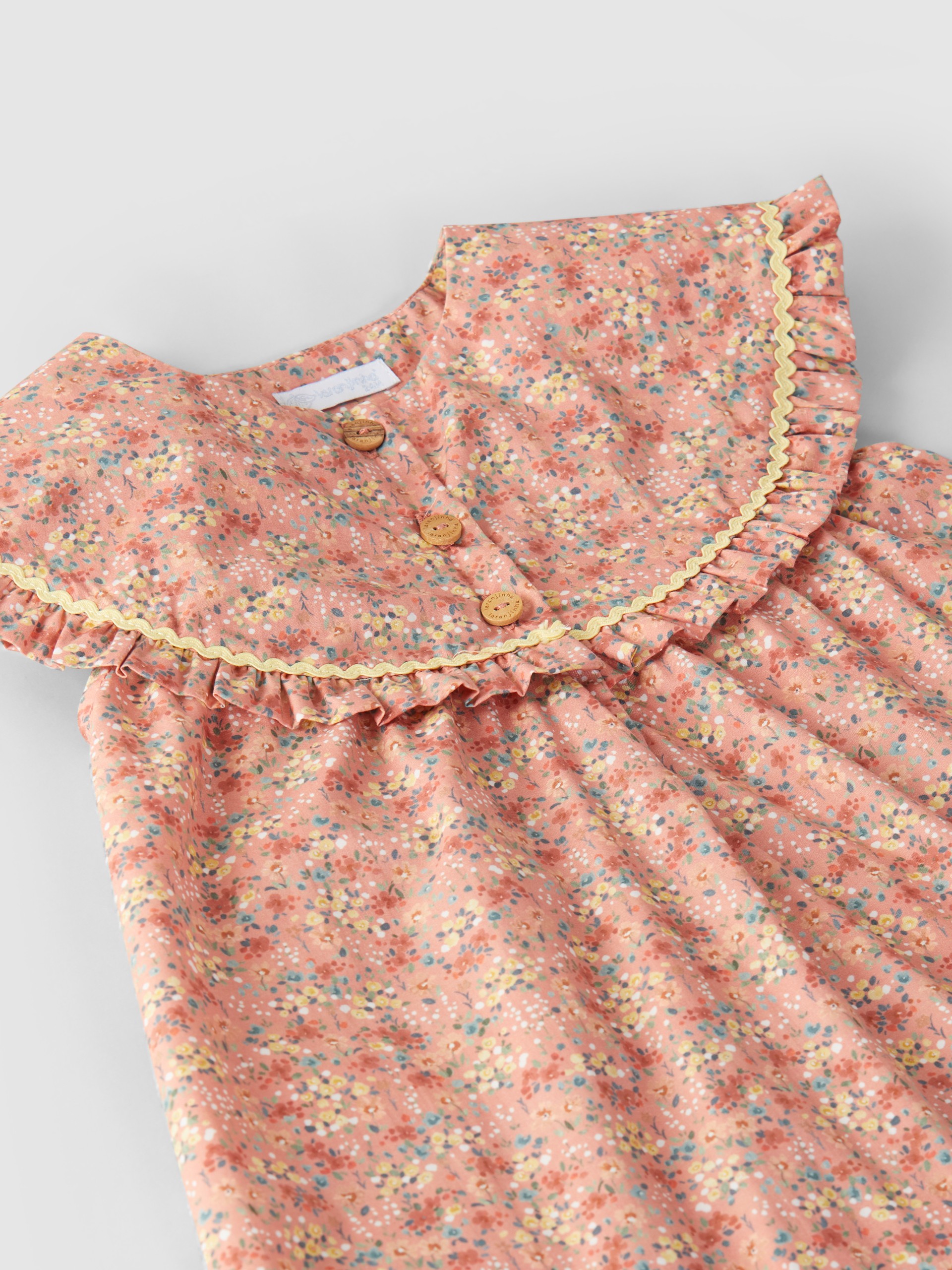 Vestido flores con puntilla en el pecho