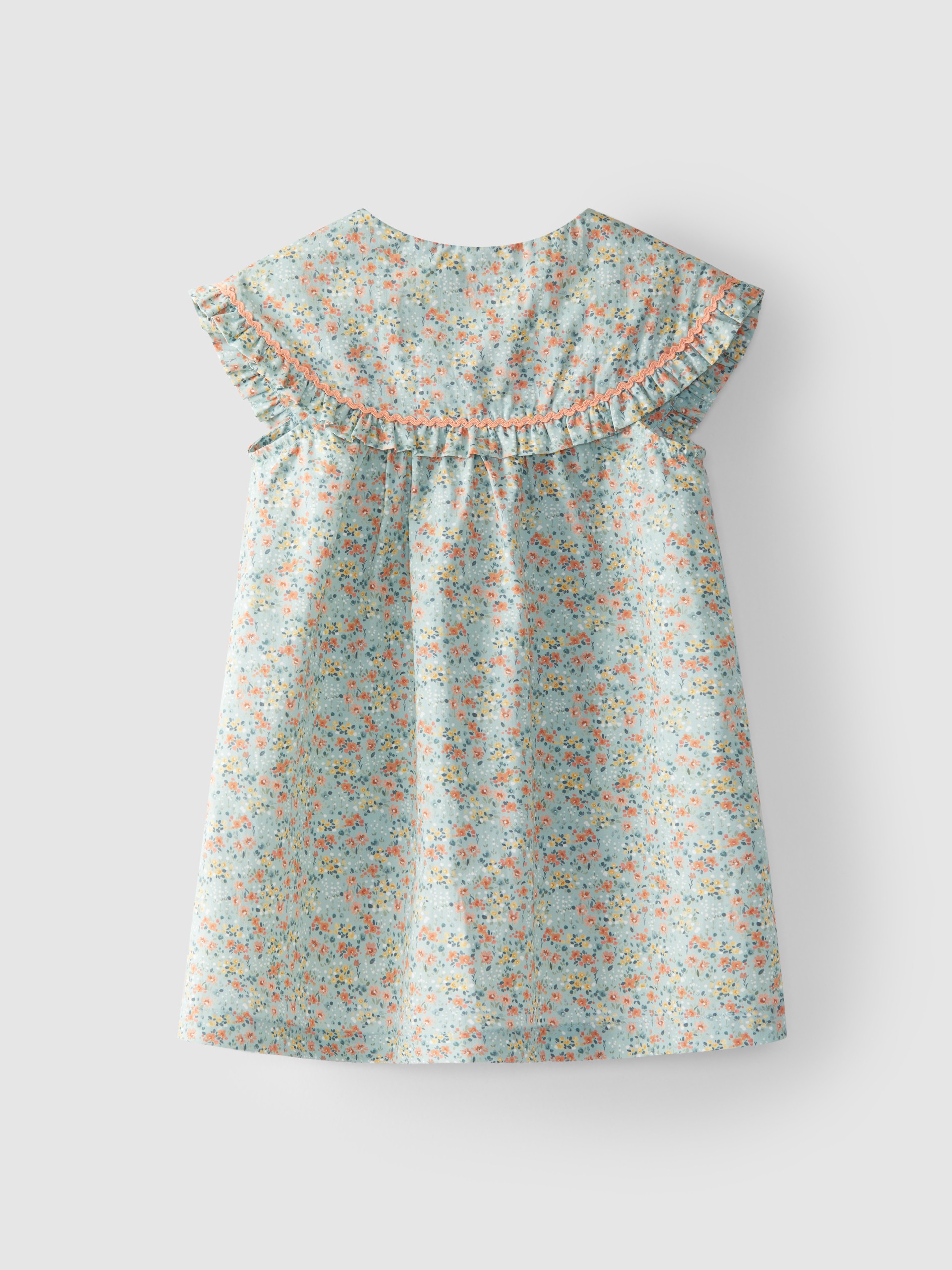 Dress floral with rickrack on the chest