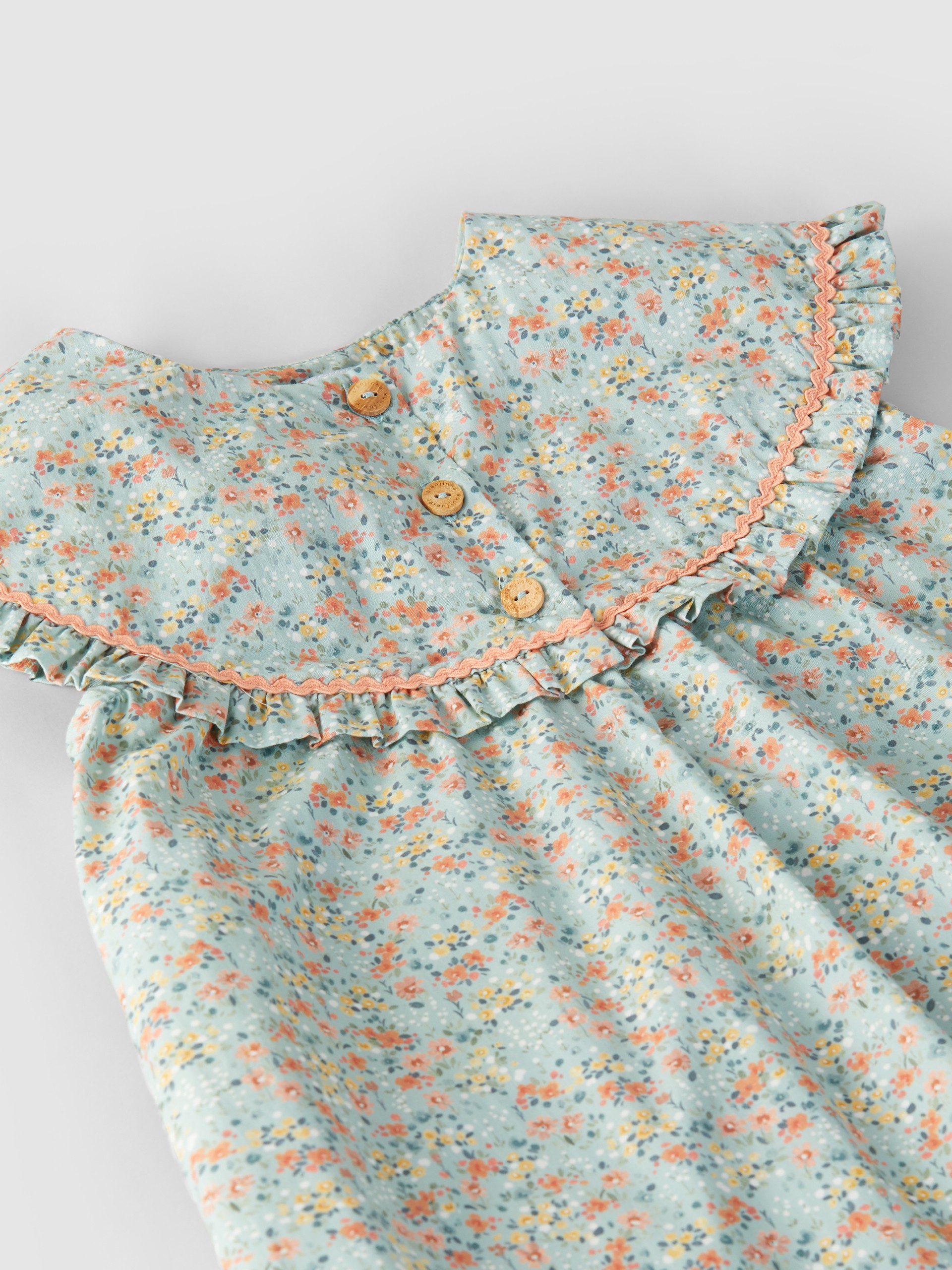 Dress floral with rickrack on the chest