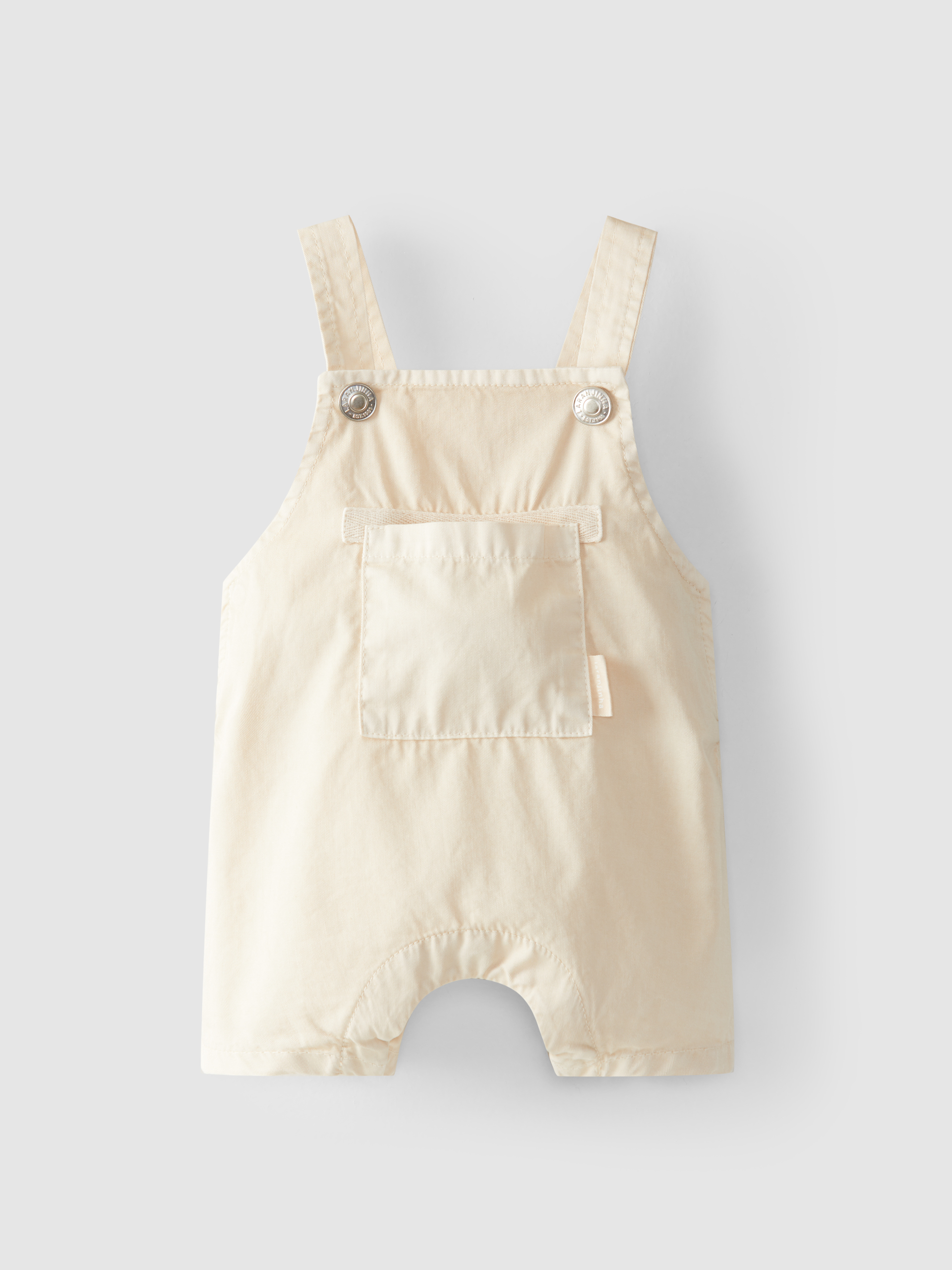 Pantalones cortos con peto y bolsillo en sarga