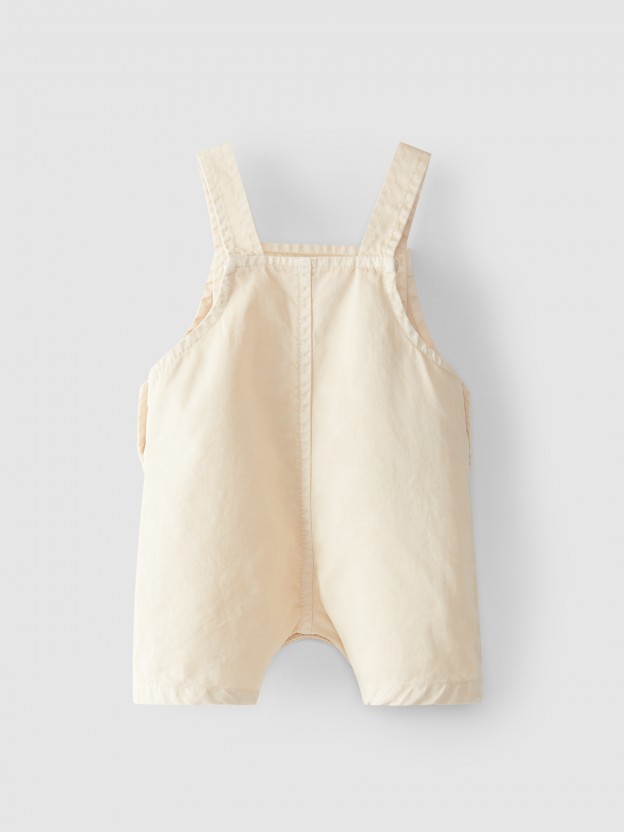 Pantalones cortos con peto y bolsillo en sarga Pantalones cortos con peto y bolsillo en sarga