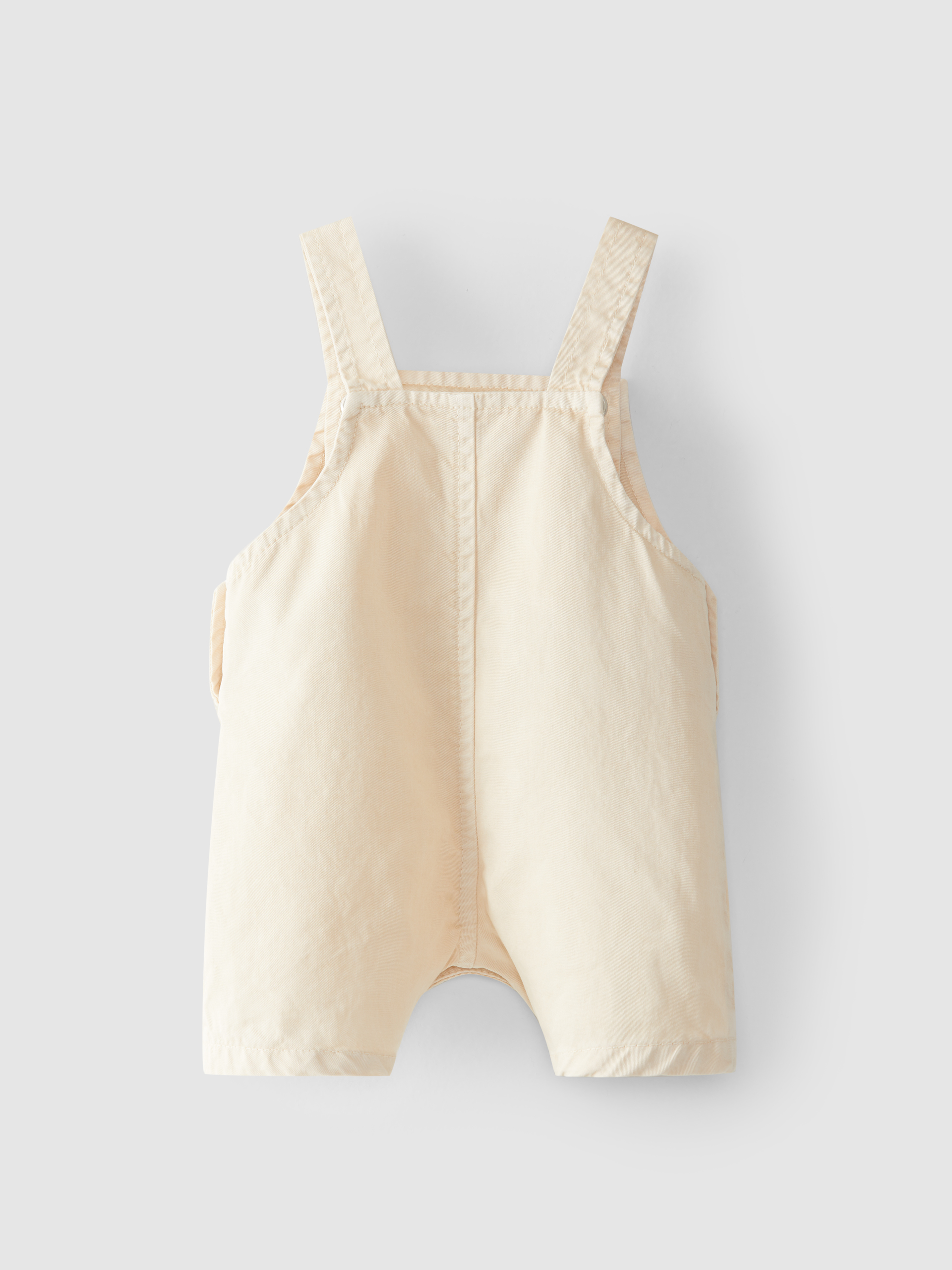 Pantalones cortos con peto y bolsillo en sarga