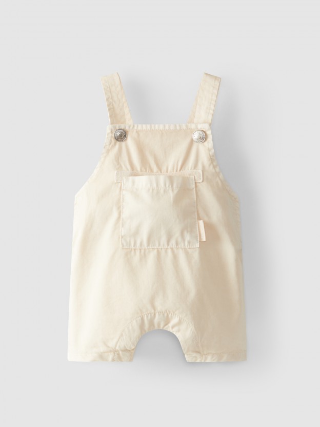 Pantalones cortos con peto y bolsillo en sarga Pantalones cortos con peto y bolsillo en sarga