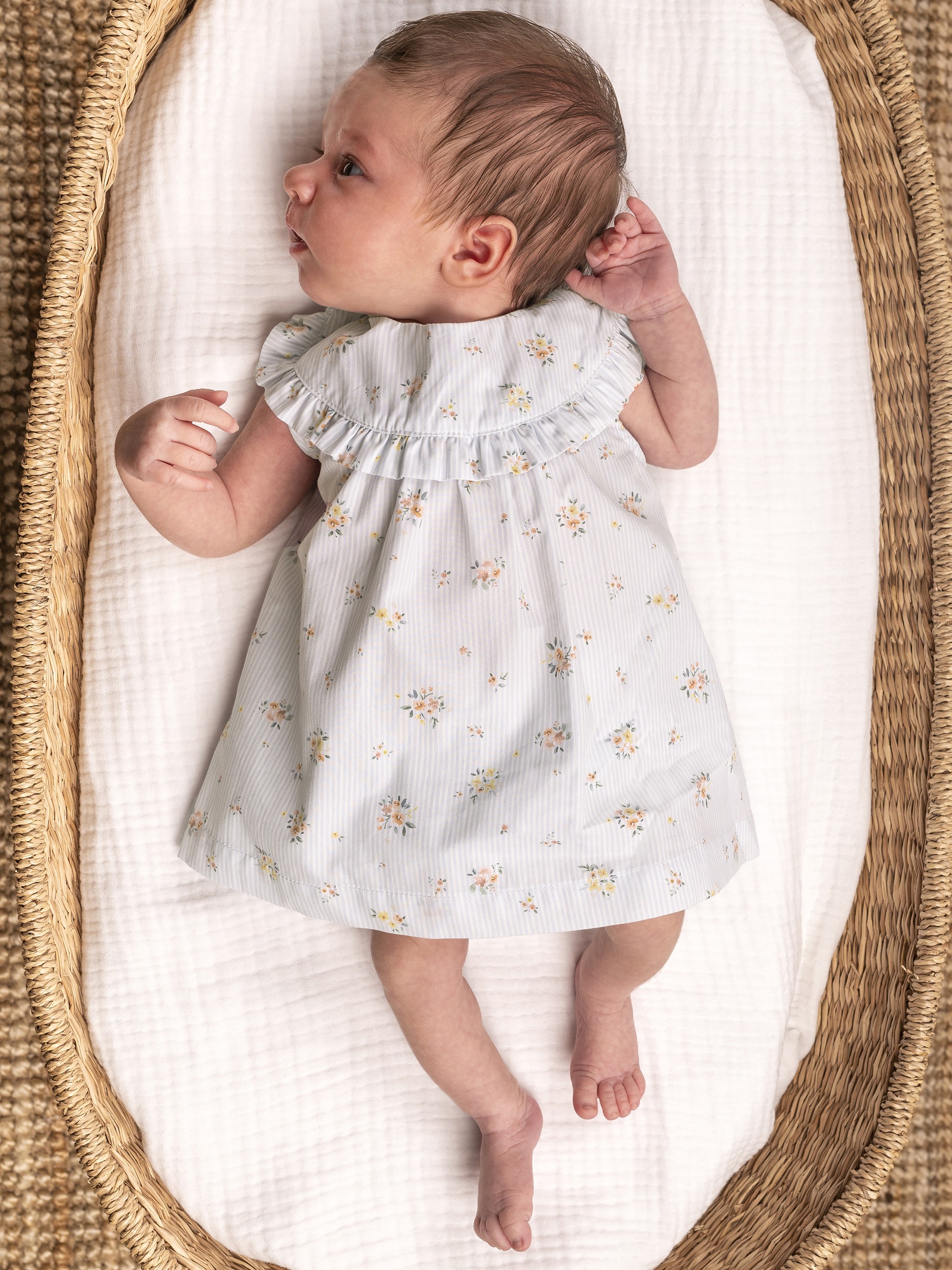 Vestido con cubre pañales de rayas con flores.
