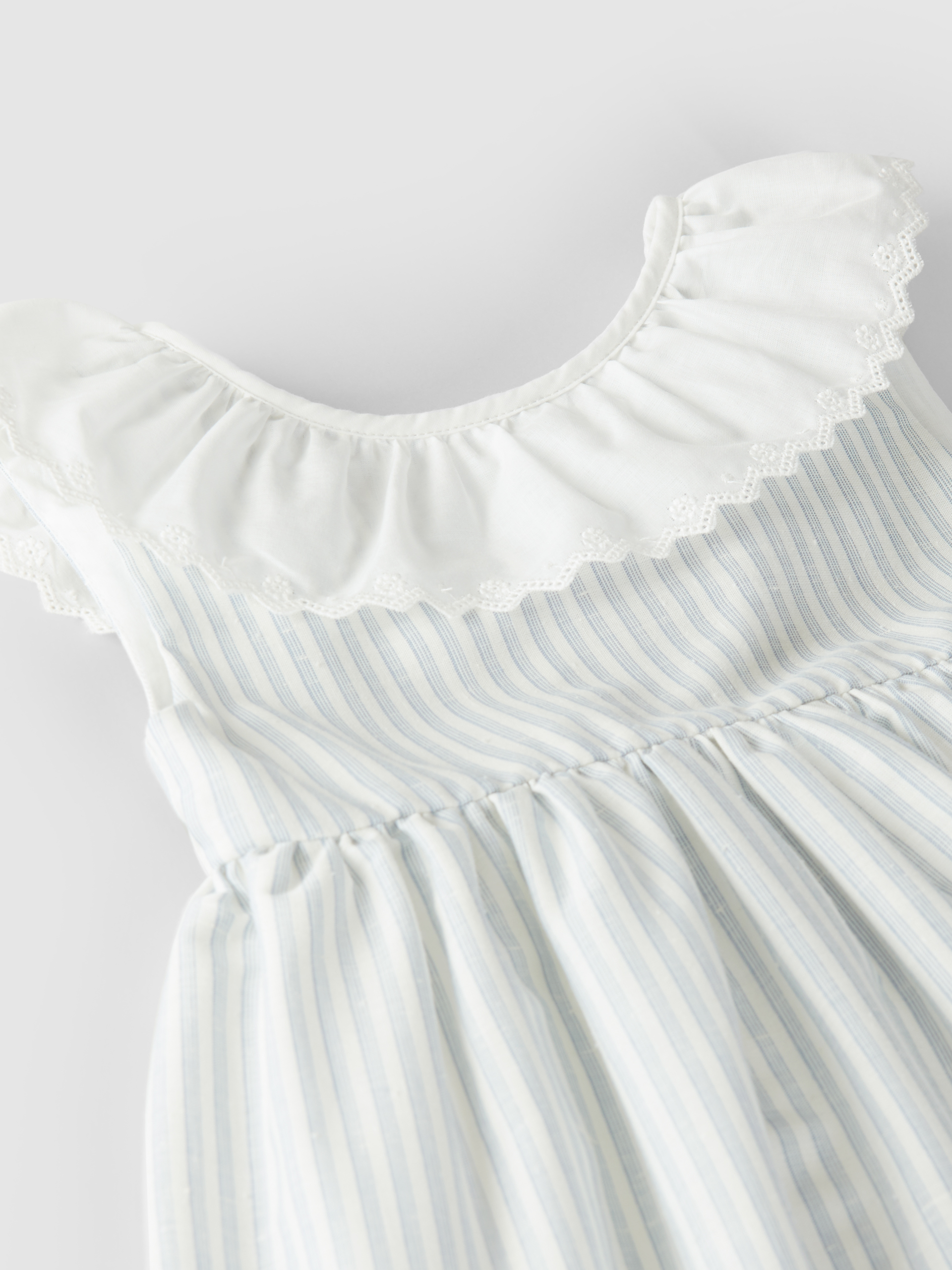 Vestido cuello de volante