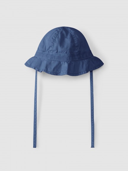 Hat with ruffle