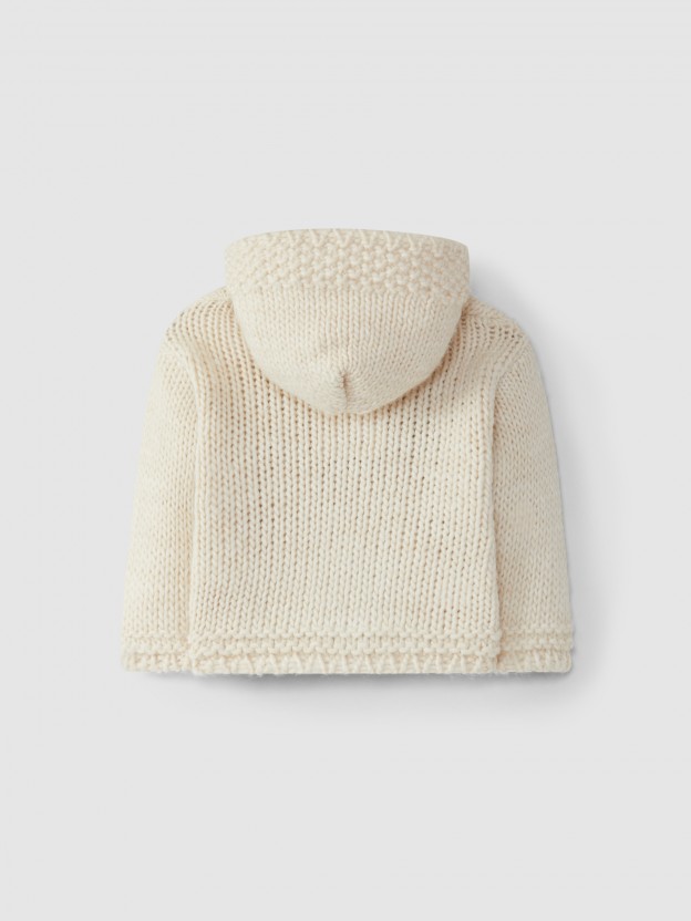 Gilet tricot� � capuche