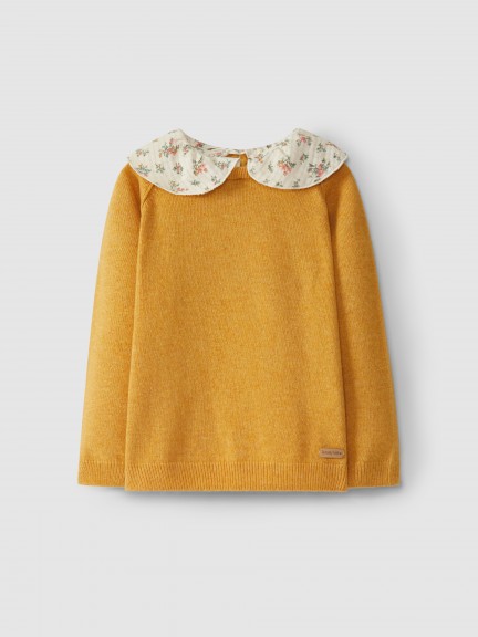 Knitted jumper with removable collar