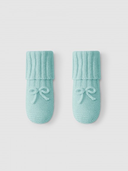 Knitted booties with bow detail Knitted booties with bow detail