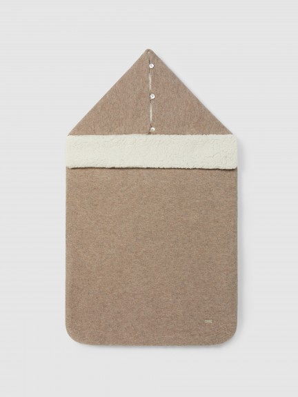 Knitted sleeping blanket with fur interior