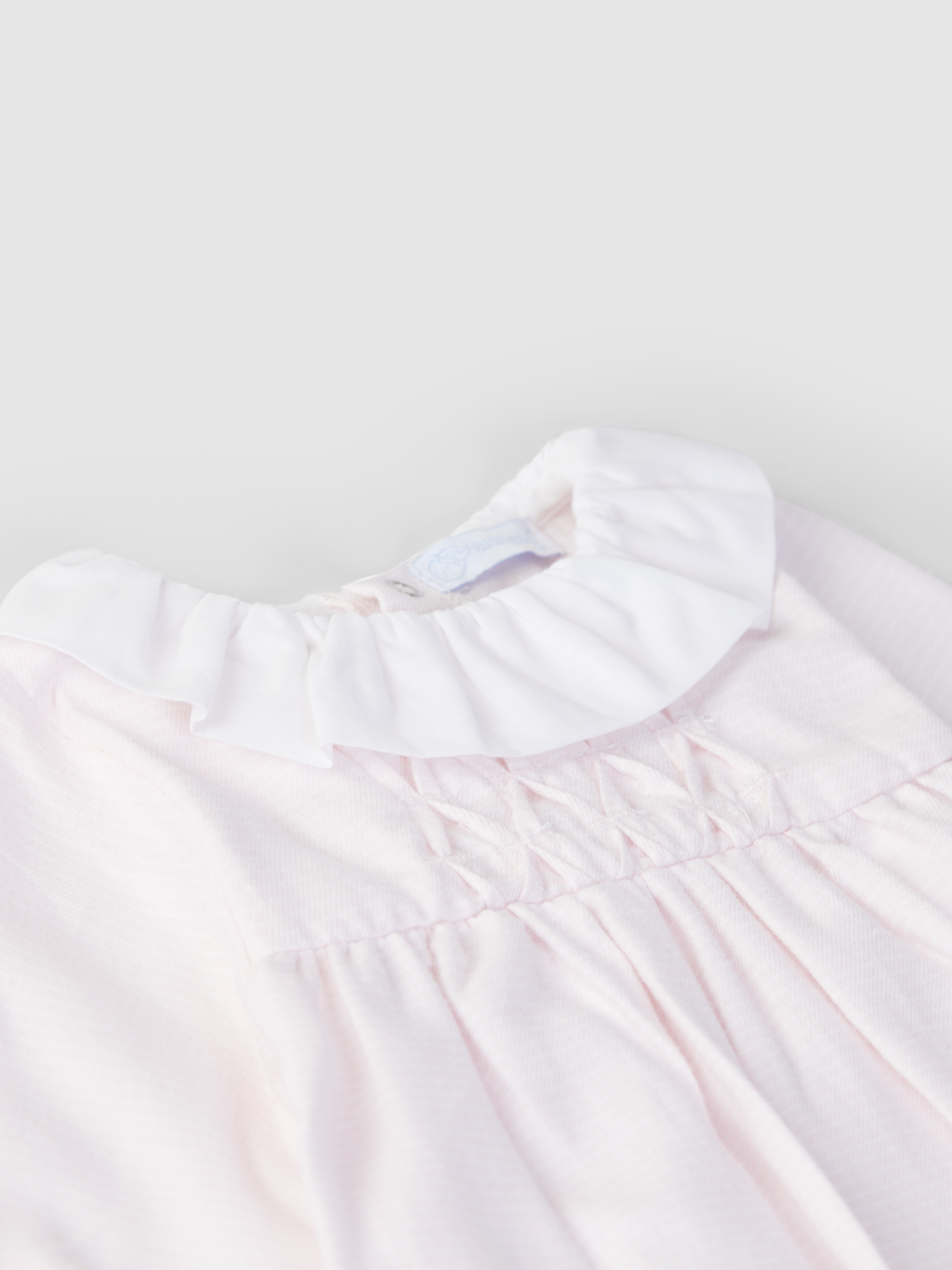Vestido de rayas con pliegues y bordado