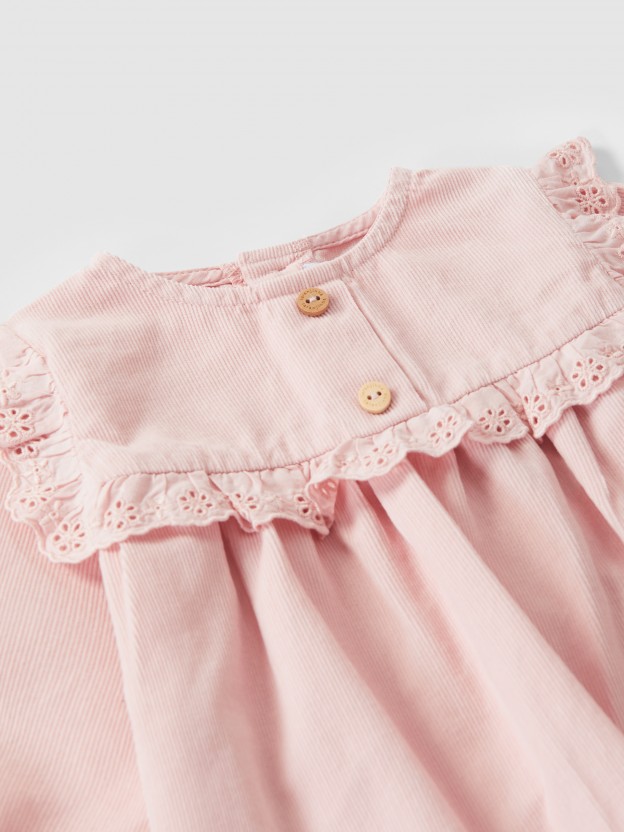Vestido em micro-bombazine com bordado ingl�s