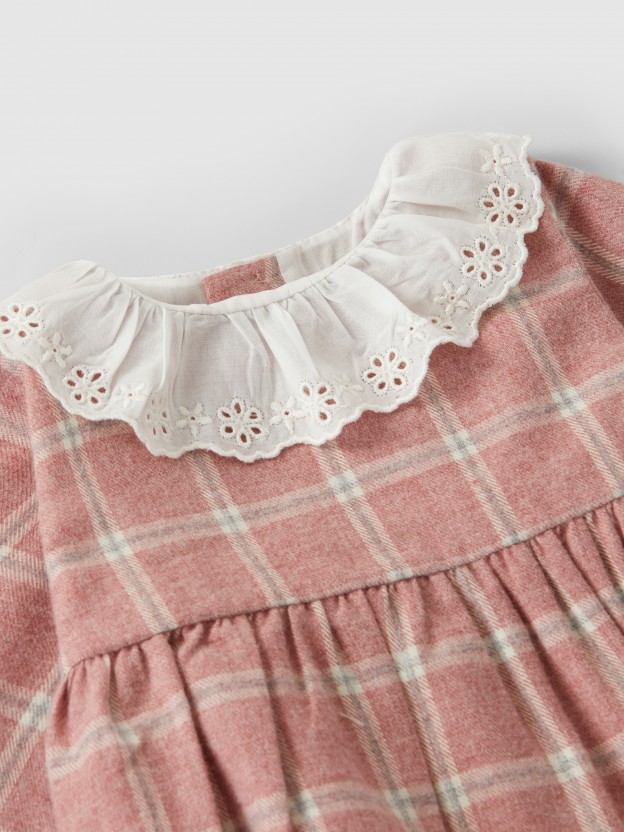 Vestido cuadros cuello con bordado inglés Vestido cuadros cuello con bordado inglés