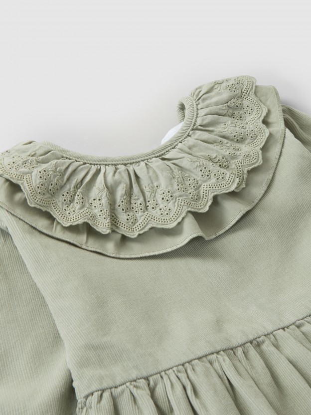 Vestido gola de folho bordado ingl�s
