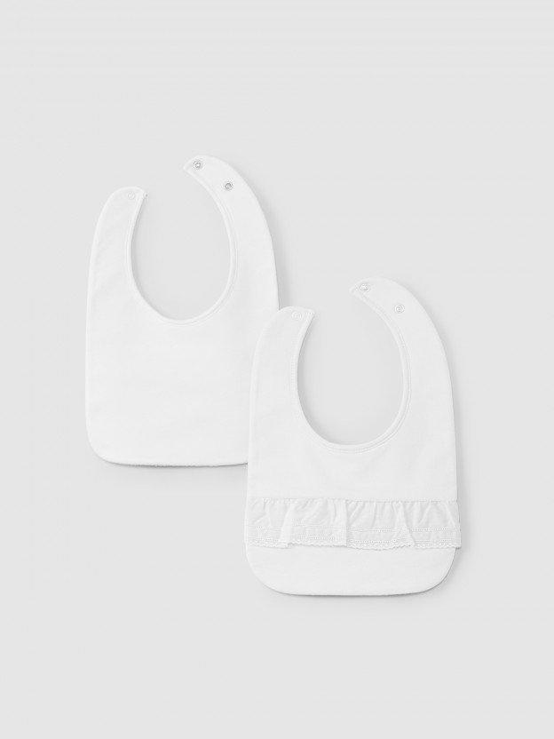 Pack de duas babetes com folho em bordado inglês Pack de duas babetes com folho em bordado inglês
