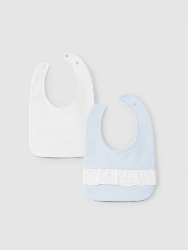 Pack de duas babetes com folho em bordado inglês Pack de duas babetes com folho em bordado inglês