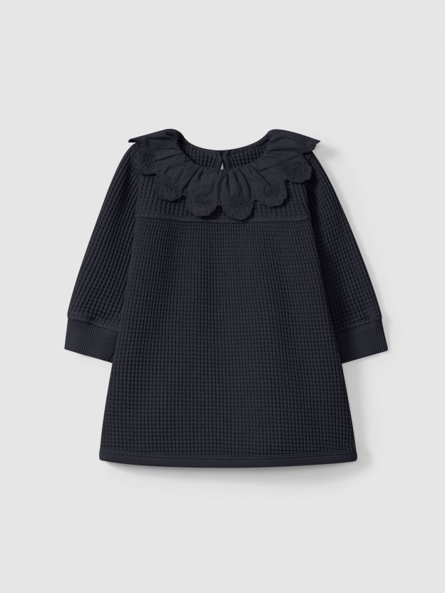 Vestido em malha waffle com gola de folho Vestido em malha waffle com gola de folho
