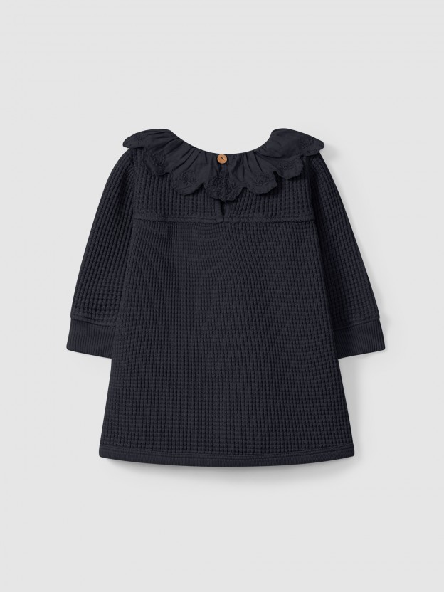 Vestido em malha waffle com gola de folho Vestido em malha waffle com gola de folho