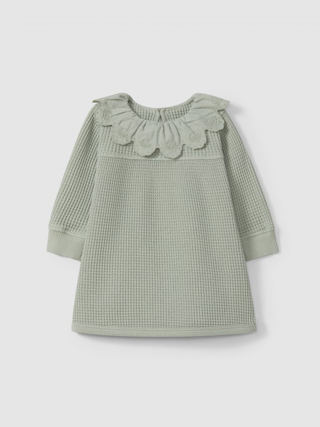 Vestido em malha waffle com gola de folho Vestido em malha waffle com gola de folho