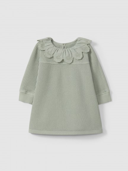 Robe en maille gaufrée à col à volant Robe en maille gaufrée à col à volant