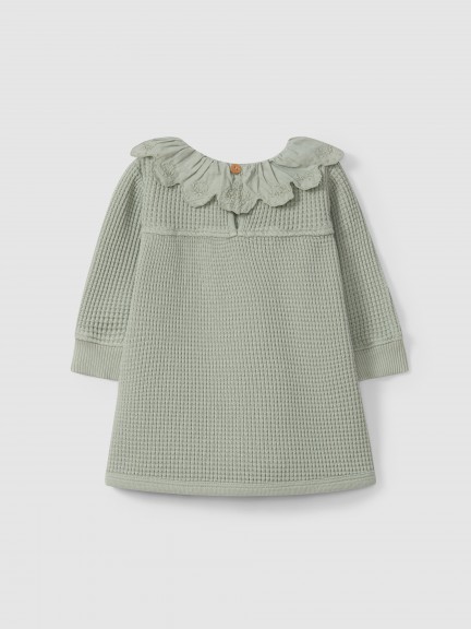 Robe en maille gaufrée à col à volant Robe en maille gaufrée à col à volant