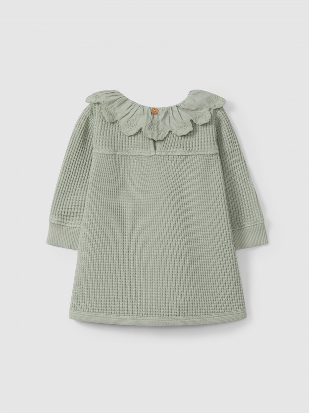 Vestido em malha waffle com gola de folho Vestido em malha waffle com gola de folho
