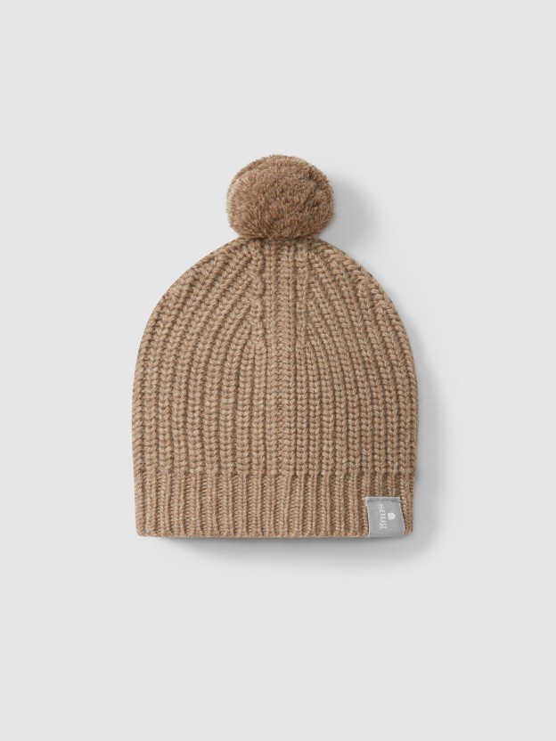 Gorro de punto com pompón Gorro de punto com pompón