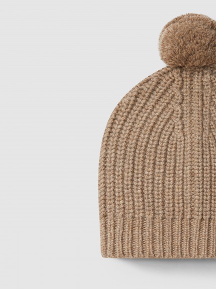 Knitted beanie with pom-pom Knitted beanie with pom-pom