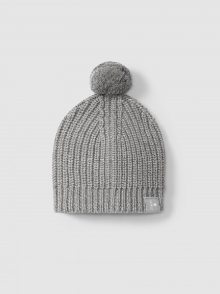 Knitted beanie with pom-pom Knitted beanie with pom-pom