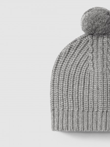 Knitted beanie with pom-pom Knitted beanie with pom-pom