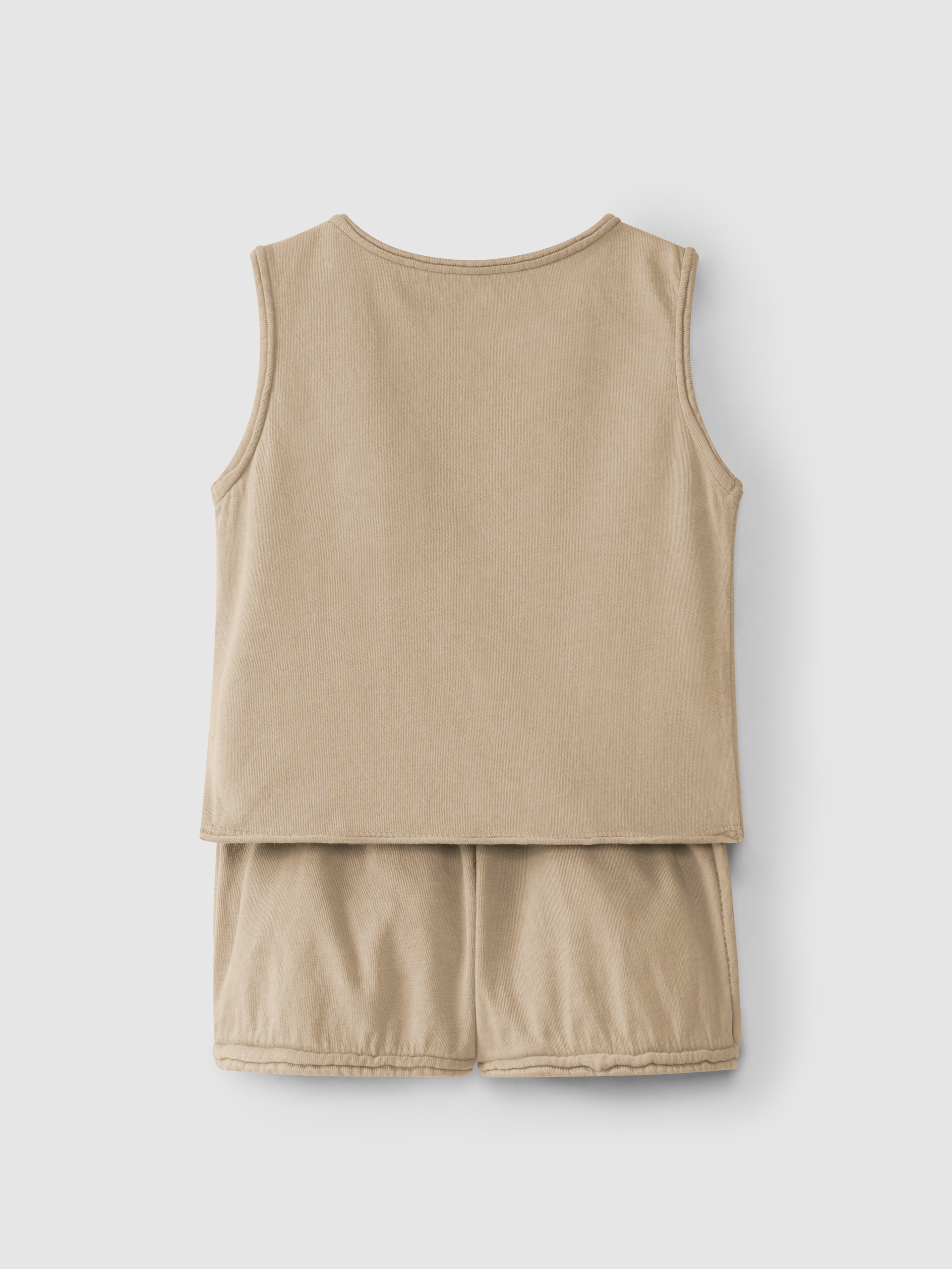 Ensemble composé d’un singlet et d’un short