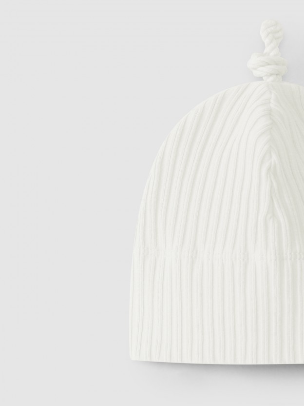 Bonnet avec nœud en maille cannelée Bonnet avec nœud en maille cannelée