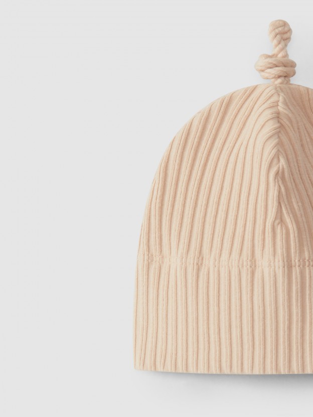 Bonnet avec n�ud en maille cannel�e