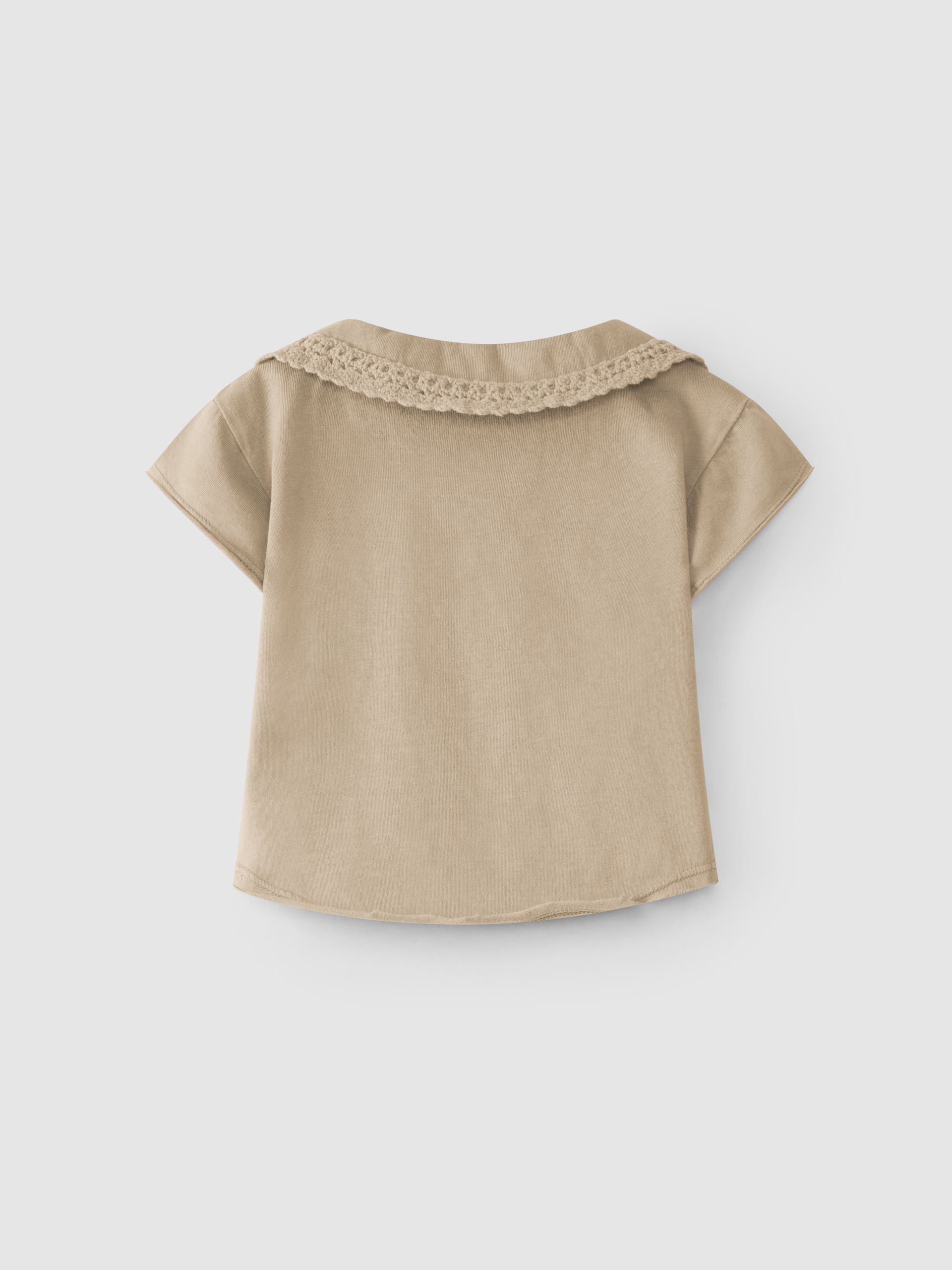Polo con cuello de encaje de crochet