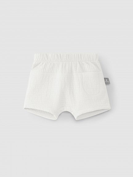 Pantalón corto liso con bolsillo. Pantalón corto liso con bolsillo.
