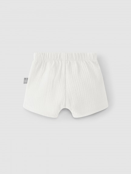 Pantalón corto liso con bolsillo. Pantalón corto liso con bolsillo.