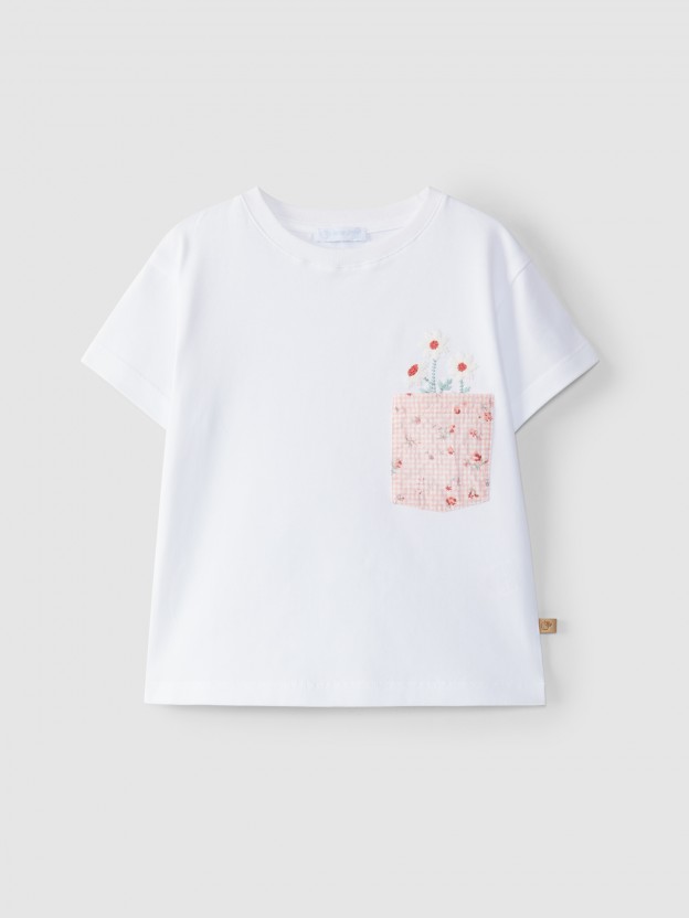 T-shirt avec poches et fleurs brodées T-shirt avec poches et fleurs brodées