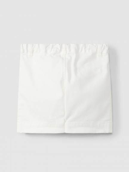 Pantalón corto en lona con tres bolsillos Pantalón corto en lona con tres bolsillos