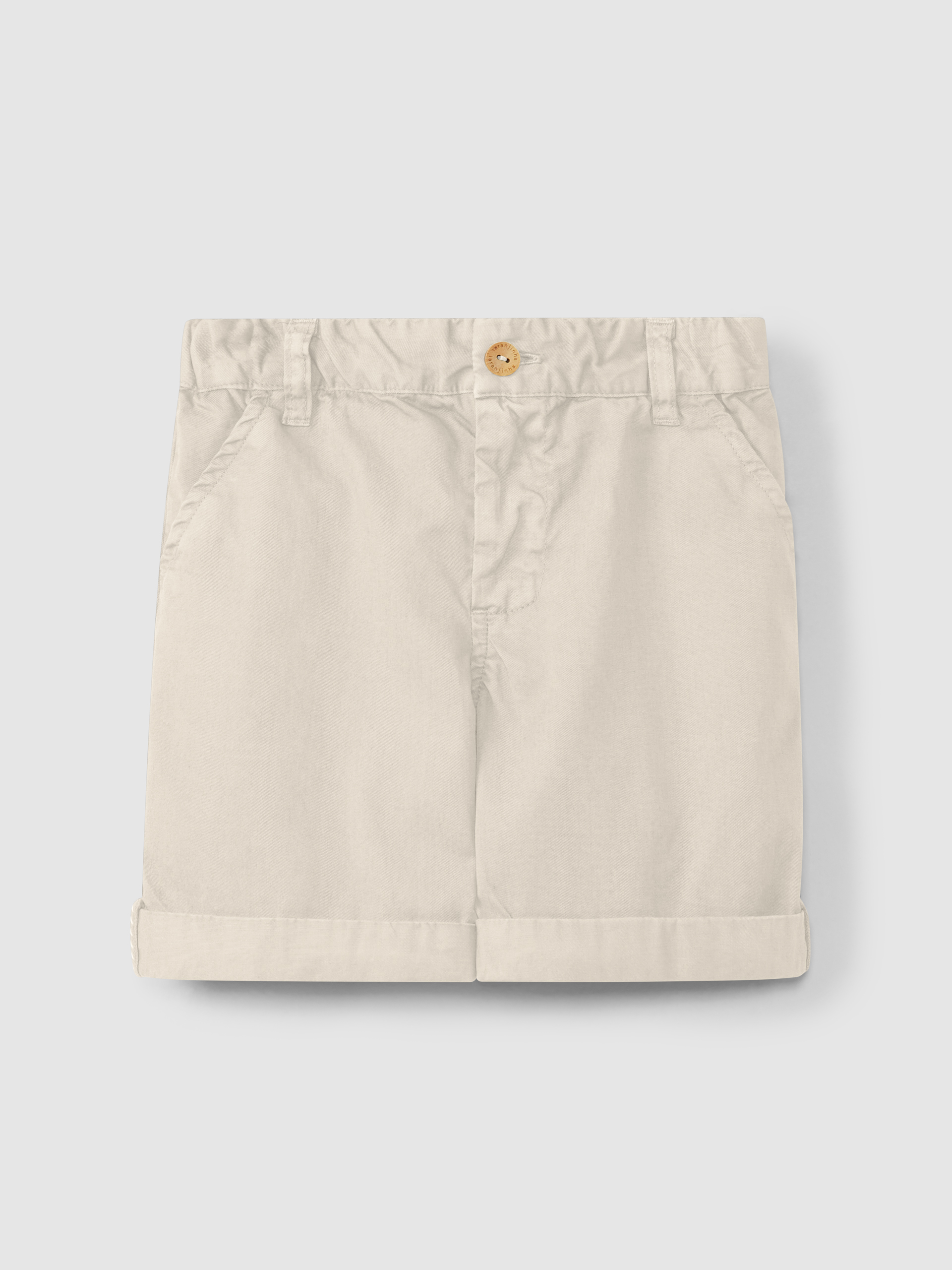 Pantalón corto con cuatro bolsillos.
