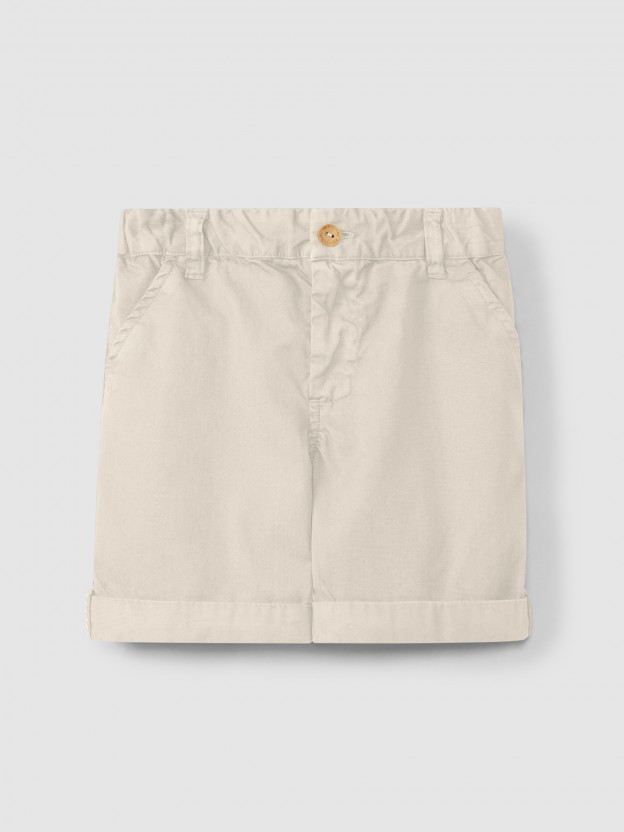 Pantalón corto con cuatro bolsillos. Pantalón corto con cuatro bolsillos.