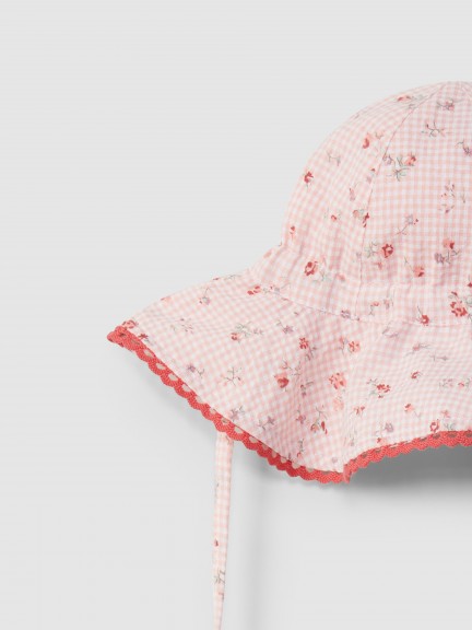 Chapeau à carreaux vichy avec fleurs Chapeau à carreaux vichy avec fleurs