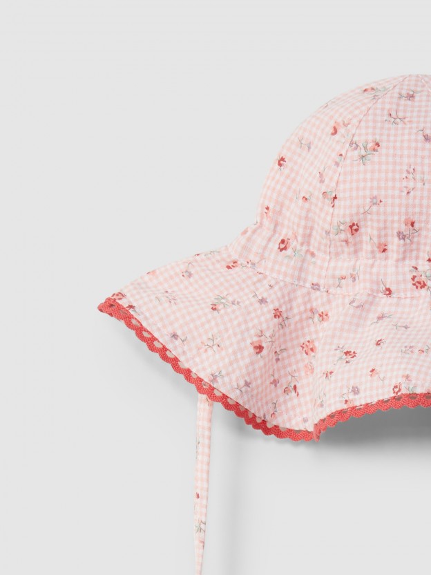 Hat in vichy plaid with flowers