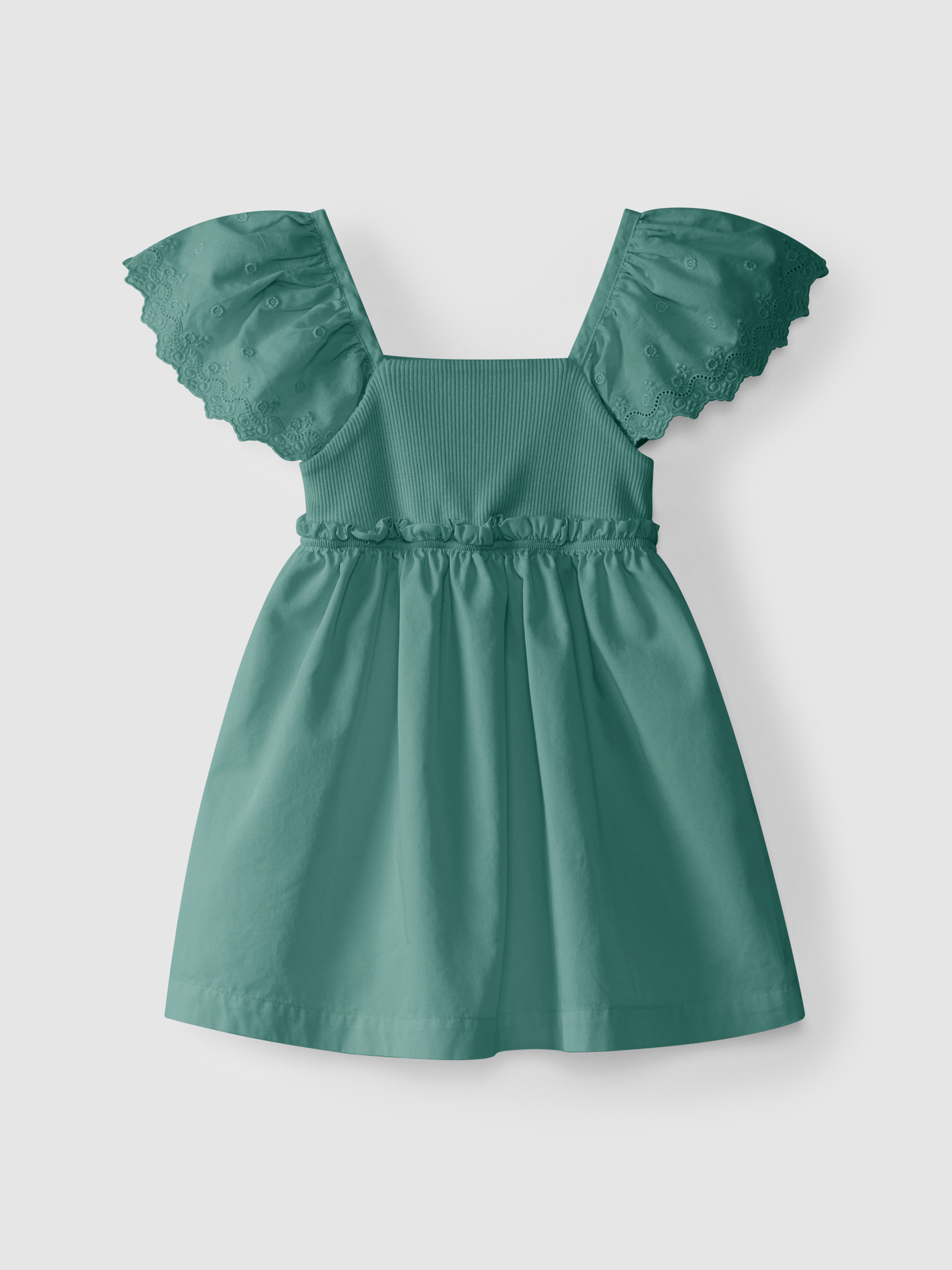 Vestido mangas en bordado inglés.