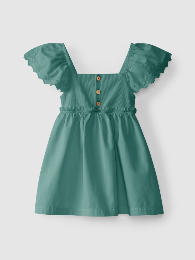 Vestido mangas en bordado inglés. Vestido mangas en bordado inglés.